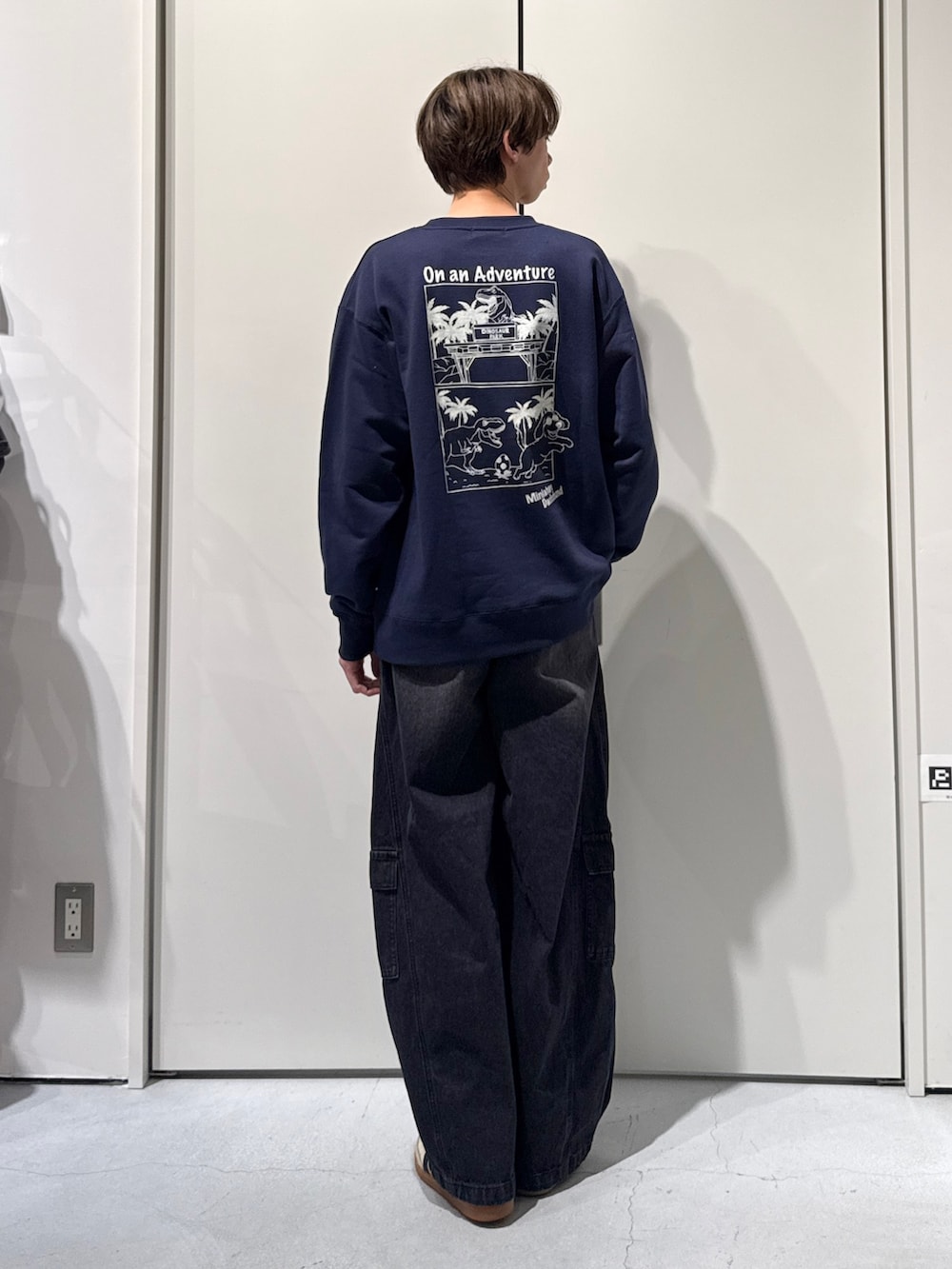 ブルー系のスウェット、ブラック系のカーゴパンツを着用したメンズの春コーディネートの2枚目の写真