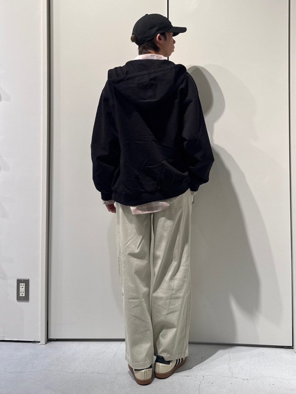 ブラック系のデニムジャケット、ピンク系のシャツ/ブラウス、ホワイト系のチノパンツを着用したメンズの春コーディネートの2枚目の写真