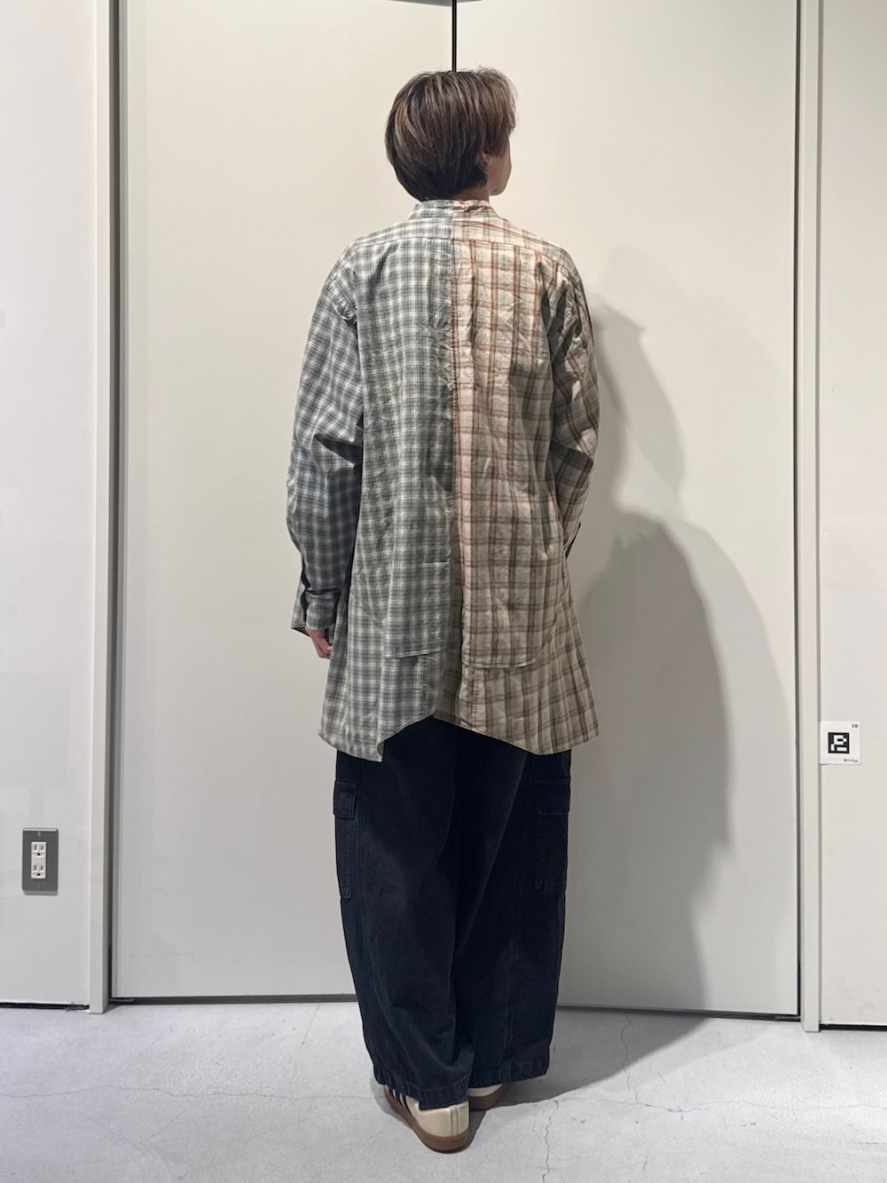 グリーン系のシャツ/ブラウス、ブラック系のカーゴパンツを着用したメンズの春コーディネートの2枚目の写真