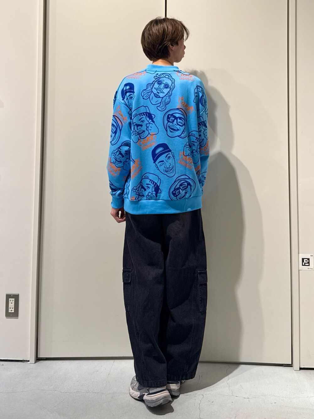 グリーン系のTシャツ/カットソー、ブラック系のカーゴパンツを着用したメンズの春コーディネートの2枚目の写真