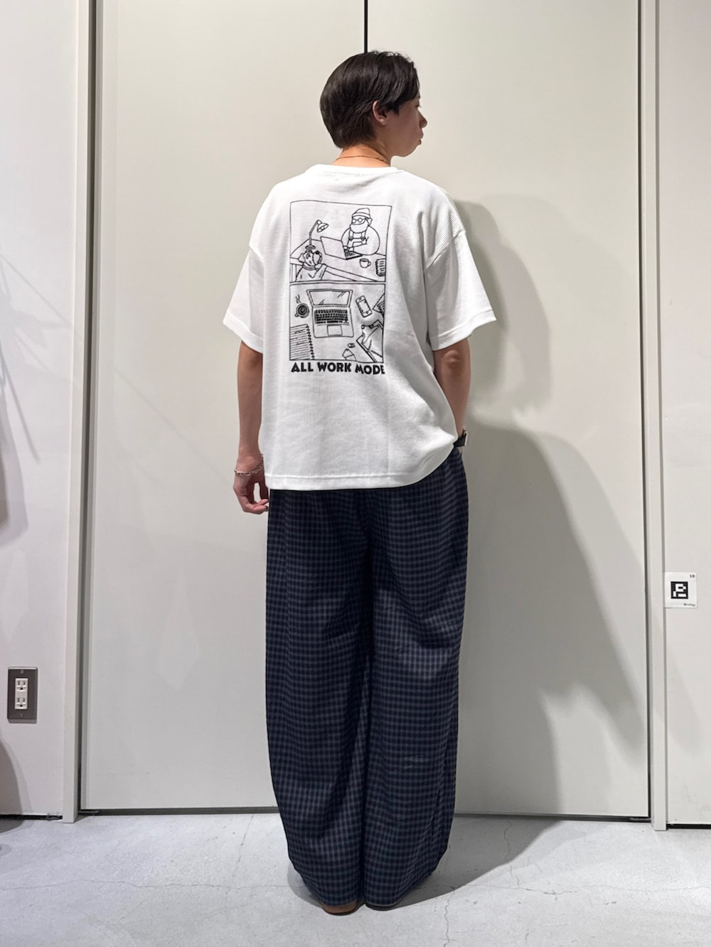 ホワイト系のTシャツ/カットソー、ブルー系のその他パンツを着用したメンズの夏コーディネートの2枚目の写真