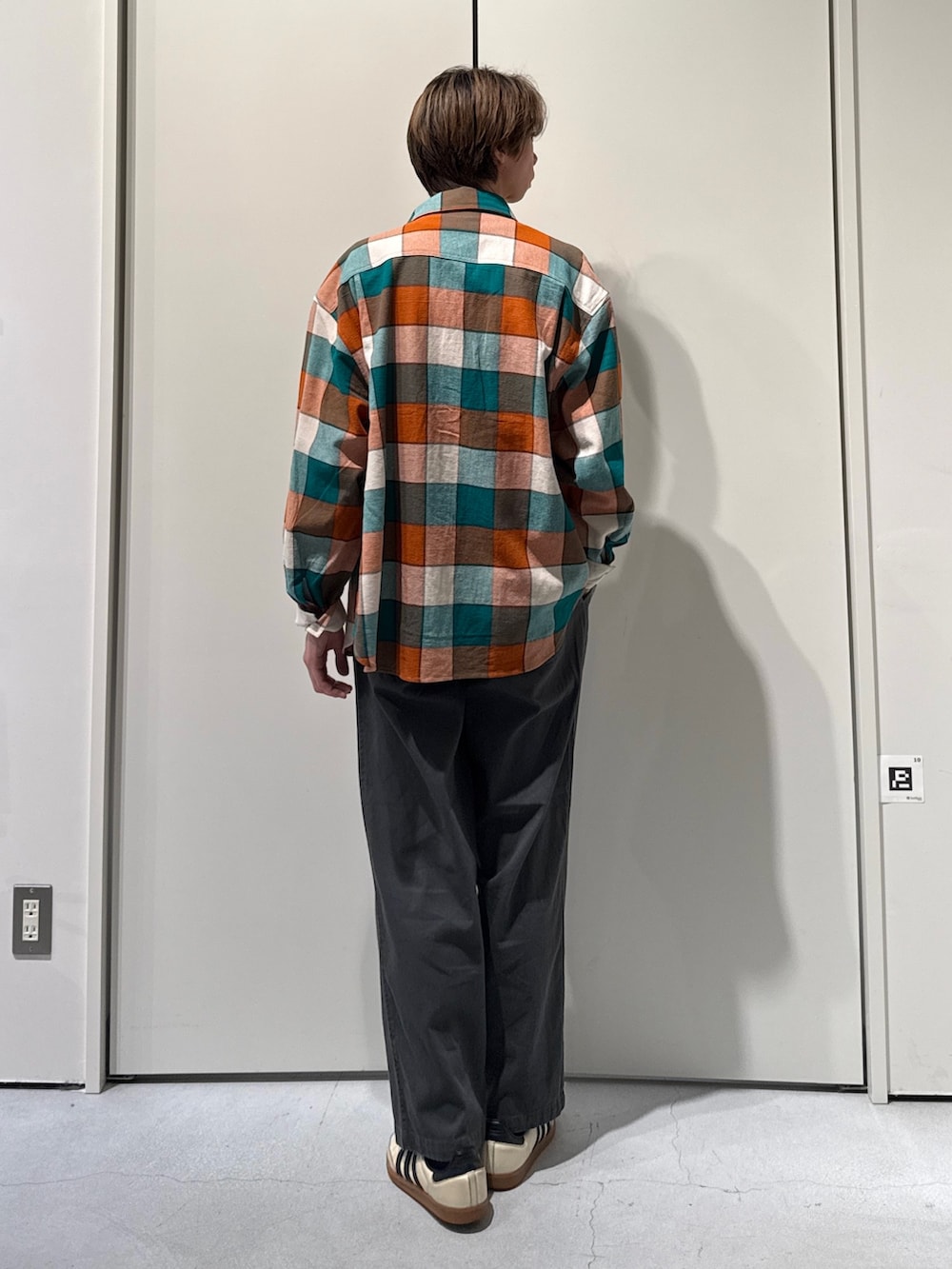 グリーン系のシャツ/ブラウス、グレー系のチノパンツを着用したメンズの春コーディネートの2枚目の写真