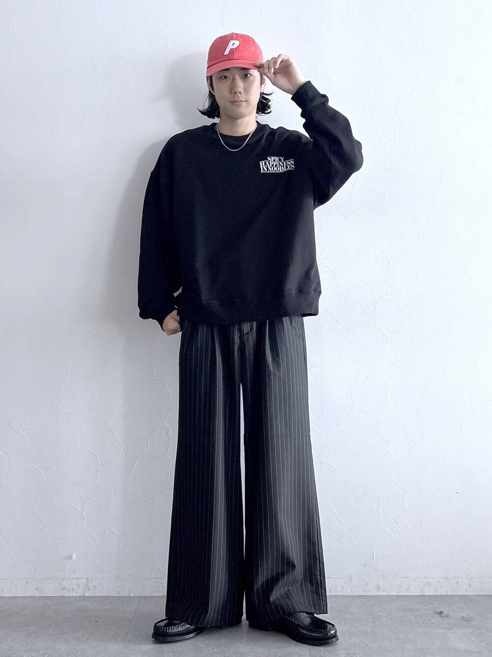 ブラック系のスラックス、その他のネックレスを着用したメンズの秋コーディネートの3枚目の写真