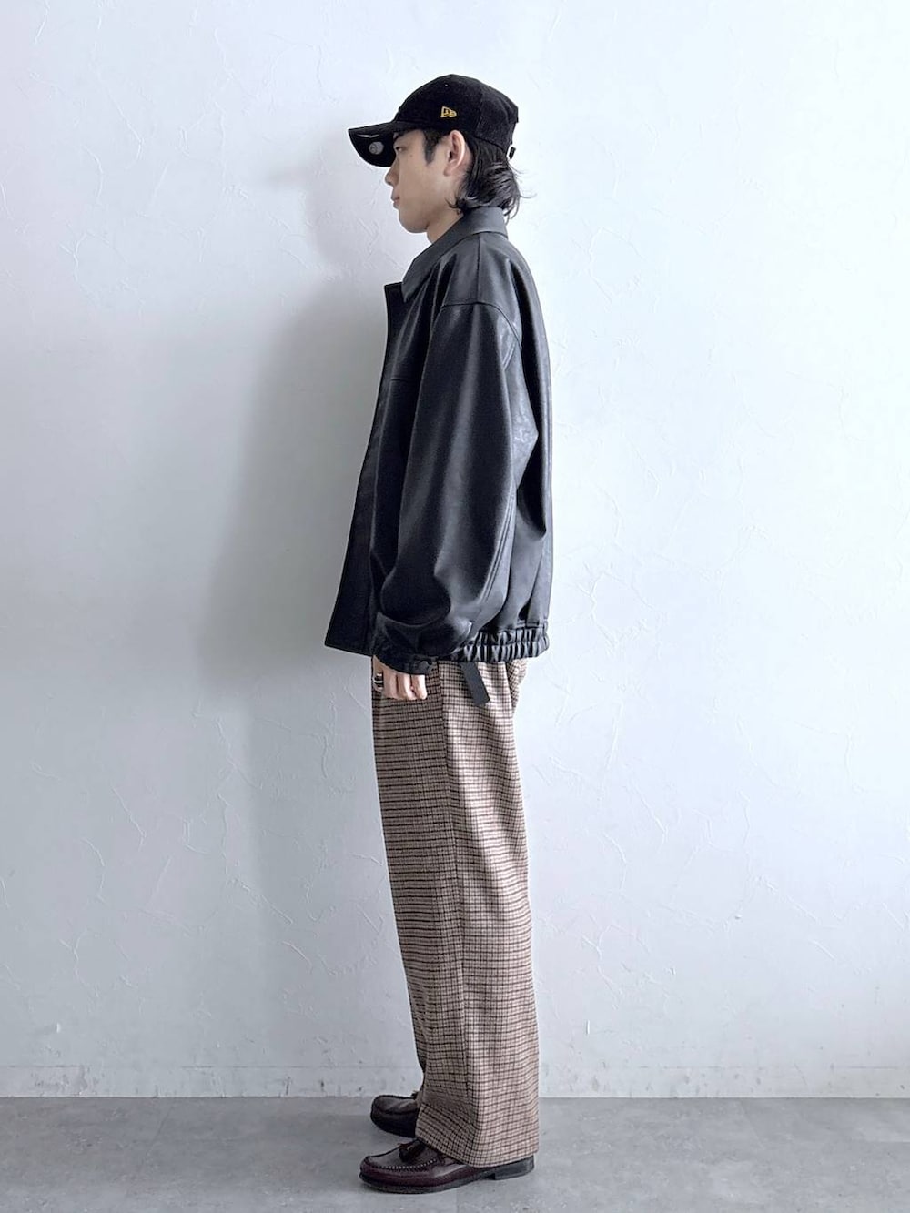 ブラック系のブルゾン、グレー系のTシャツ/カットソー、その他のスラックスを着用したメンズの秋コーディネートの5枚目の写真