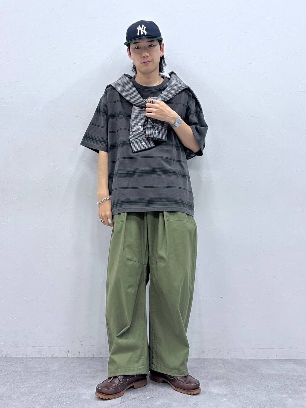 グリーン系のカーゴパンツ、ブラック系のシャツ/ブラウス、グレー系のTシャツ/カットソーを着用したメンズの春コーディネートの3枚目の写真