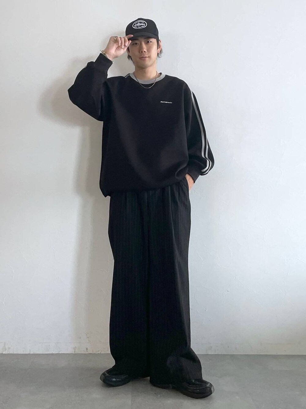 ブラック系のスラックス、ブラック系のスウェット、シルバー系のネックレスを着用したメンズの秋コーディネートの3枚目の写真