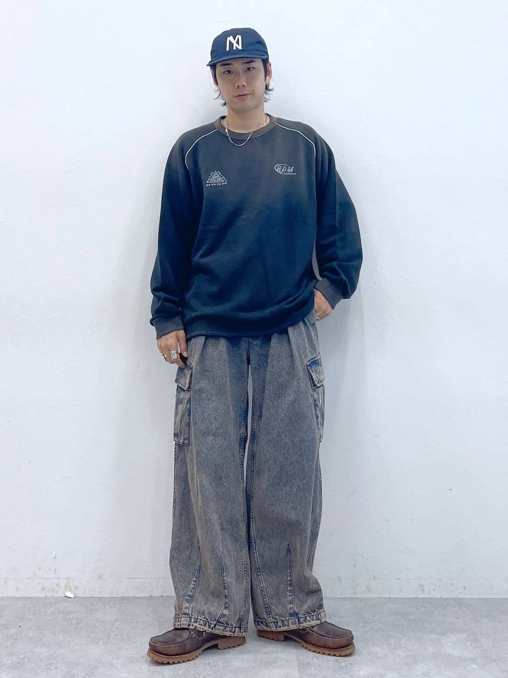 ブラック系のスウェット、シルバー系のネックレスを着用したメンズの秋コーディネートの3枚目の写真