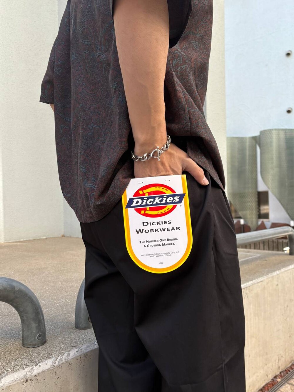 ブラック系のチノパンツ、ブラウン系のシャツ/ブラウスを着用したメンズの夏コーディネートの4枚目の写真