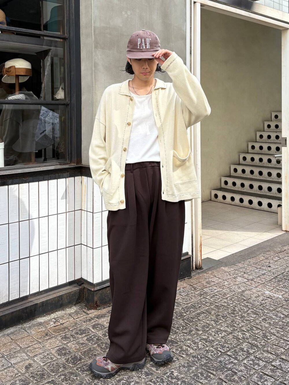 ホワイト系のカーディガン/ボレロ、ブラウン系のスウェットパンツ、その他のネックレスを着用したメンズの秋コーディネートの5枚目の写真