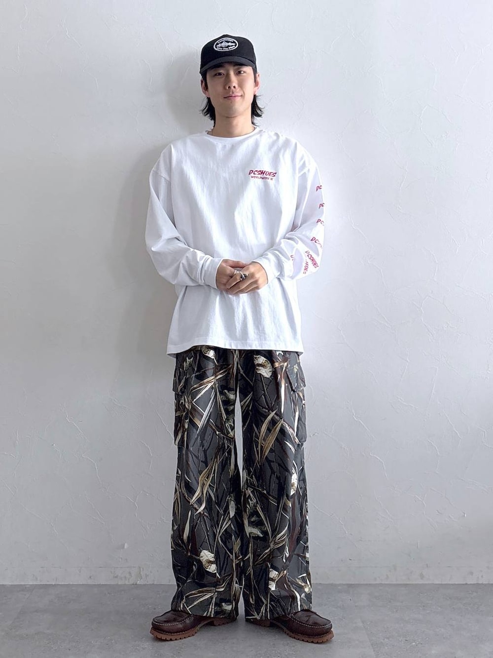 その他のカーゴパンツ、ホワイト系のTシャツ/カットソー、ブラック系のキャップを着用したメンズの春コーディネートの4枚目の写真