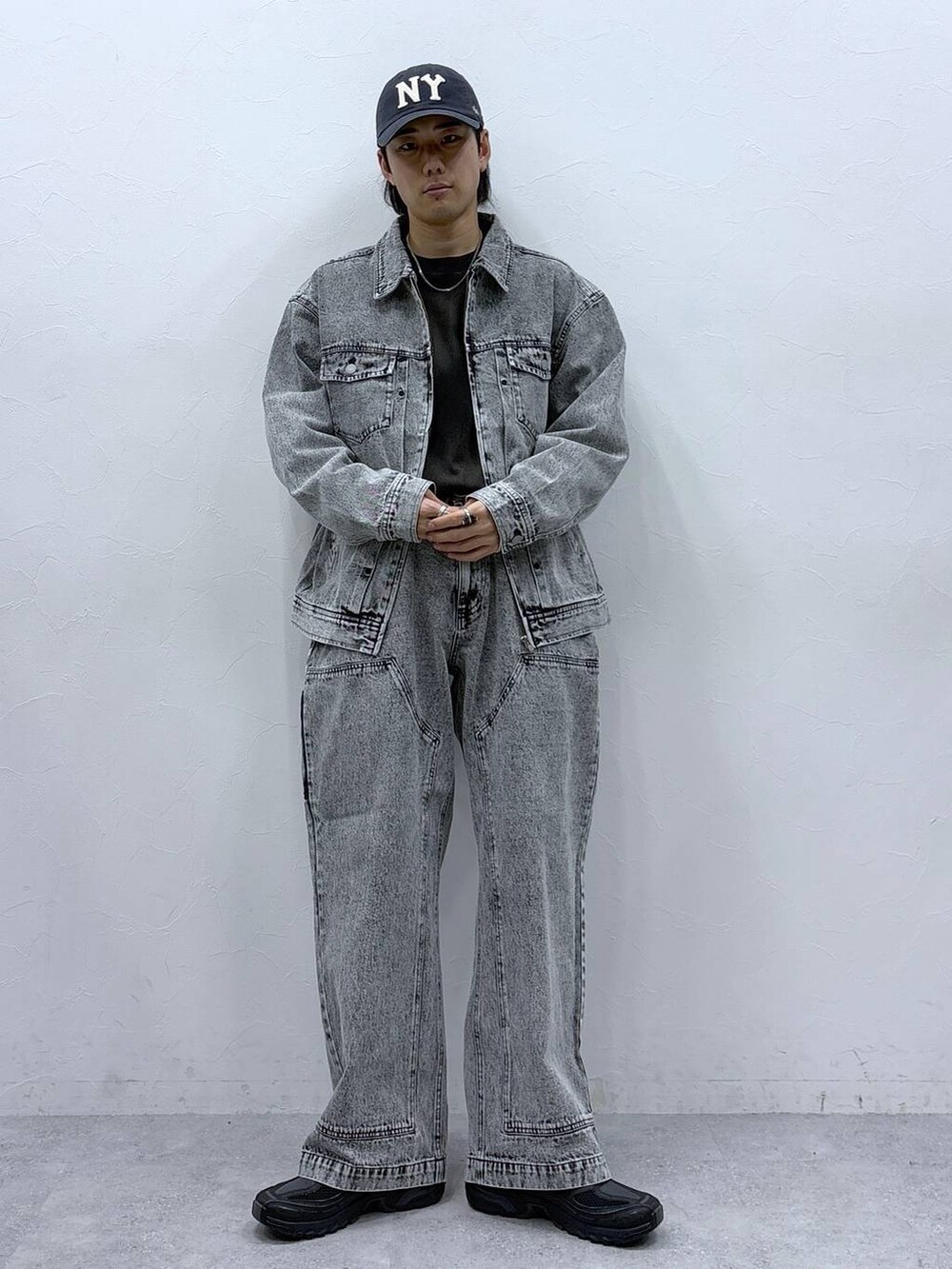 ブラック系のTシャツ/カットソー、その他のデニムパンツ、その他のデニムジャケットを着用したメンズの冬コーディネートの3枚目の写真