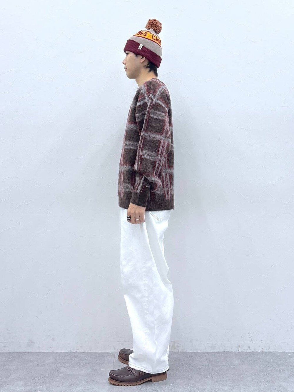 ホワイト系のデニムパンツ、グレー系のニットキャップ/ビーニーを着用したメンズの秋コーディネートの4枚目の写真