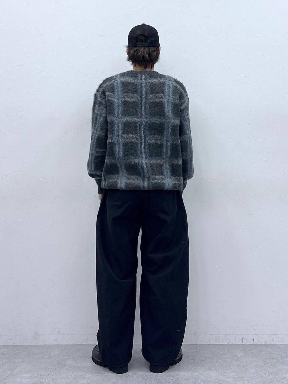 ブラック系のドレスシューズ、グレー系のニット/セーター、ブラック系のキャップを着用したメンズの秋コーディネートの5枚目の写真