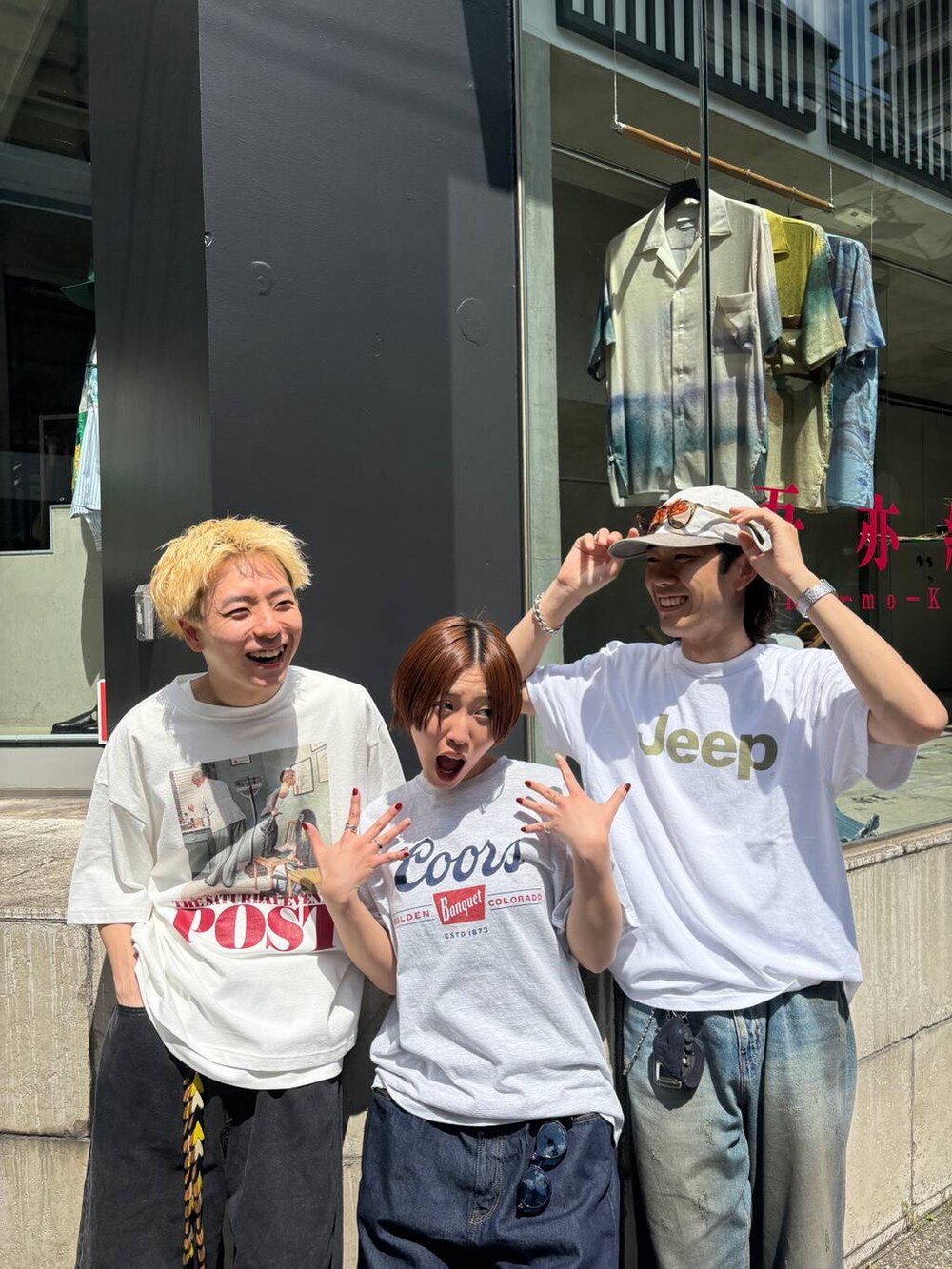 ブラック系のデニムパンツ、ブルー系のデニムパンツ、ブルー系のデニムパンツを着用したメンズの夏コーディネートの3枚目の写真