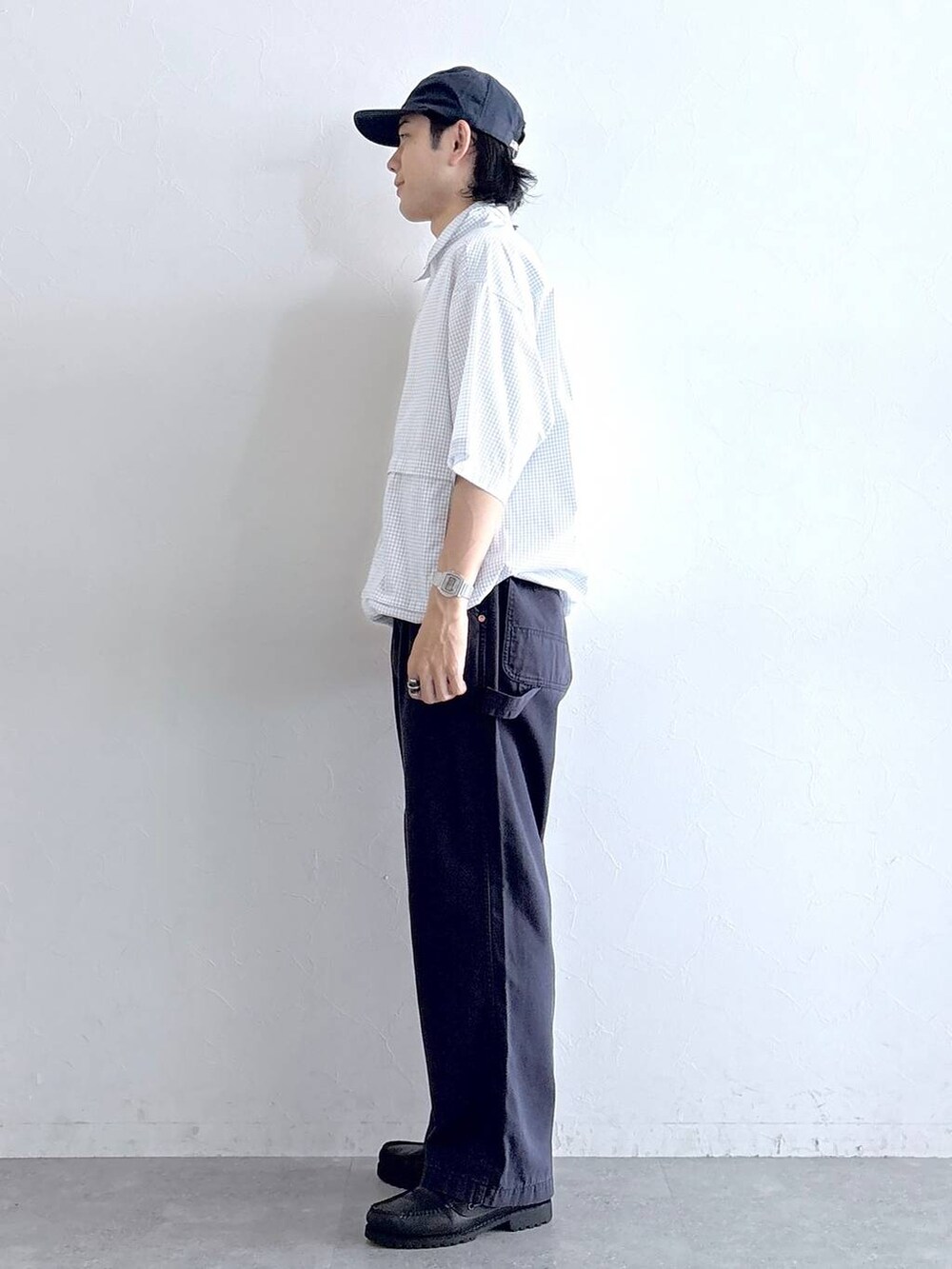 ホワイト系のシャツ/ブラウス、ブルー系のデニムパンツを着用したメンズの夏コーディネートの4枚目の写真