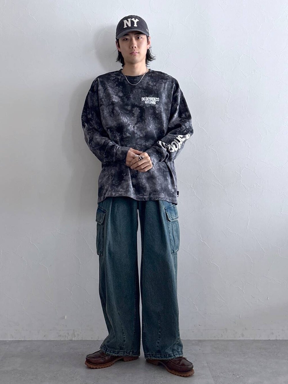 ブルー系のデニムパンツ、その他のTシャツ/カットソー、その他のネックレスを着用したメンズの春コーディネートの3枚目の写真
