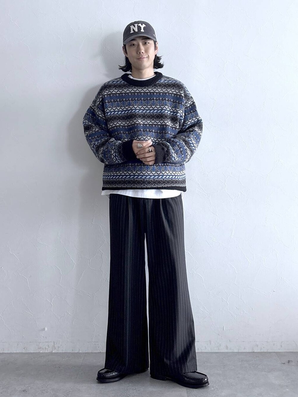 ブラック系のスラックス、ホワイト系のTシャツ/カットソーを着用したメンズの秋コーディネートの4枚目の写真