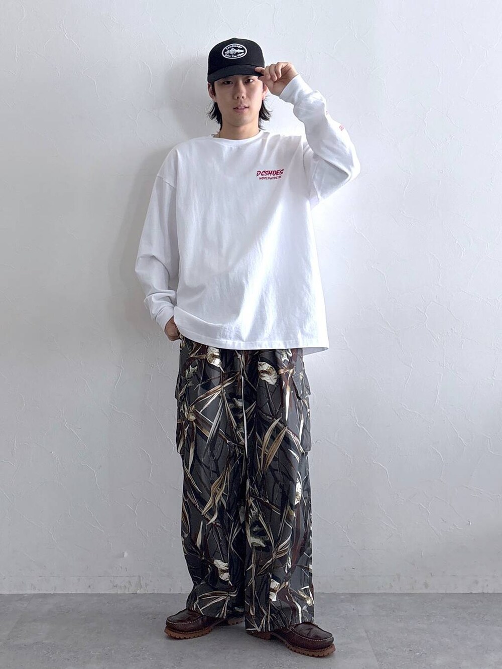 その他のカーゴパンツ、ホワイト系のTシャツ/カットソー、ブラック系のキャップを着用したメンズの春コーディネートの5枚目の写真