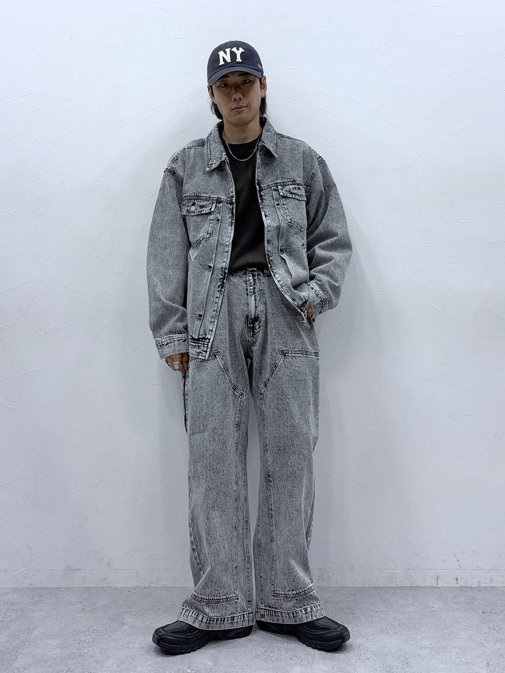 ブラック系のTシャツ/カットソー、その他のデニムパンツ、その他のデニムジャケットを着用したメンズの冬コーディネートの4枚目の写真