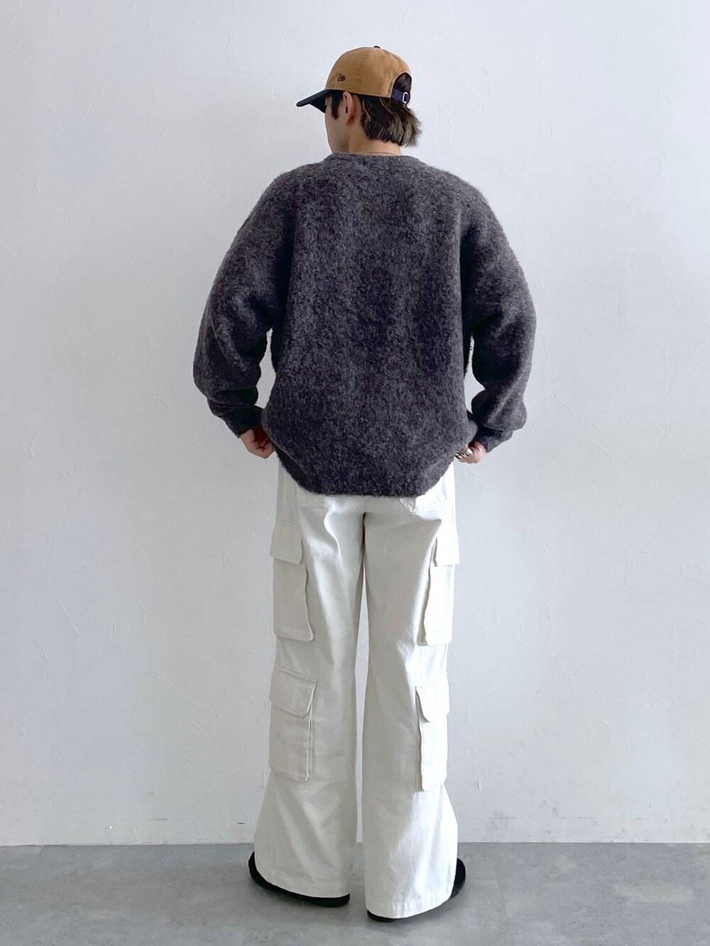 ホワイト系のデニムパンツ、ブルー系のキャップ、シルバー系のネックレスを着用したメンズの夏コーディネートの5枚目の写真