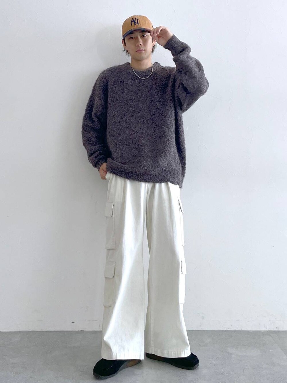 ホワイト系のデニムパンツ、ブルー系のキャップ、シルバー系のネックレスを着用したメンズの夏コーディネートの2枚目の写真