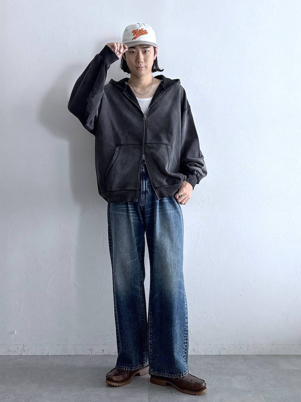 ブルー系のデニムパンツ、その他のパーカー、その他のネックレスを着用したメンズの秋コーディネートの3枚目の写真