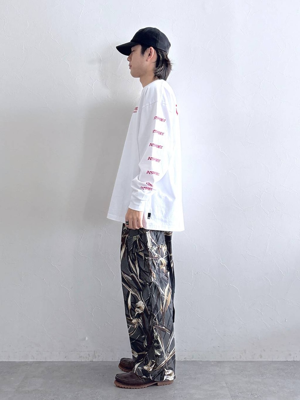 その他のカーゴパンツ、ホワイト系のTシャツ/カットソー、ブラック系のキャップを着用したメンズの春コーディネートの6枚目の写真