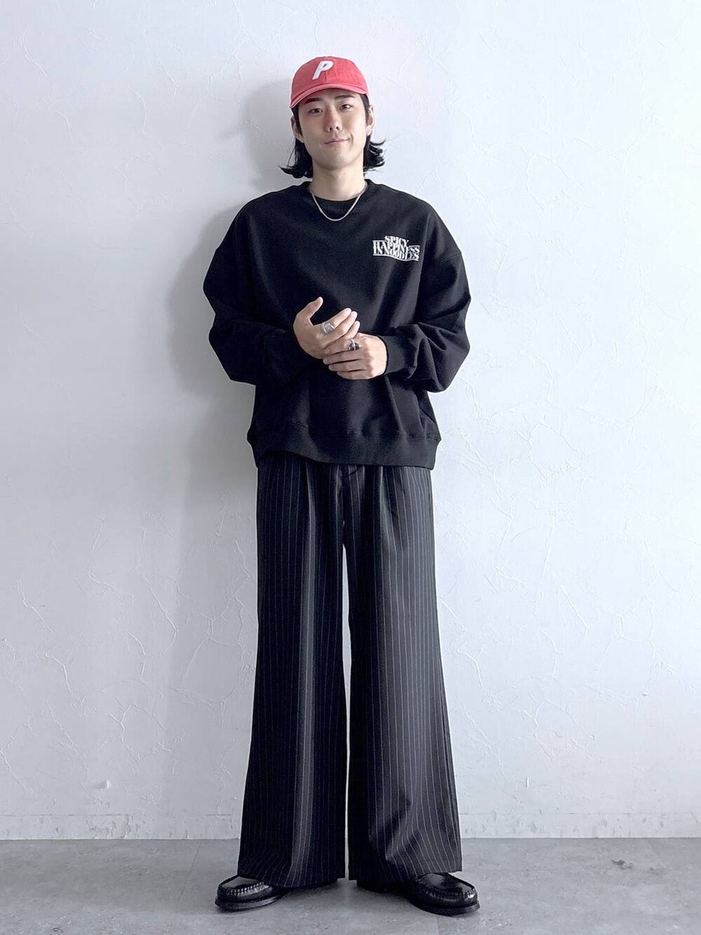 ブラック系のスラックス、その他のネックレスを着用したメンズの秋コーディネートの2枚目の写真