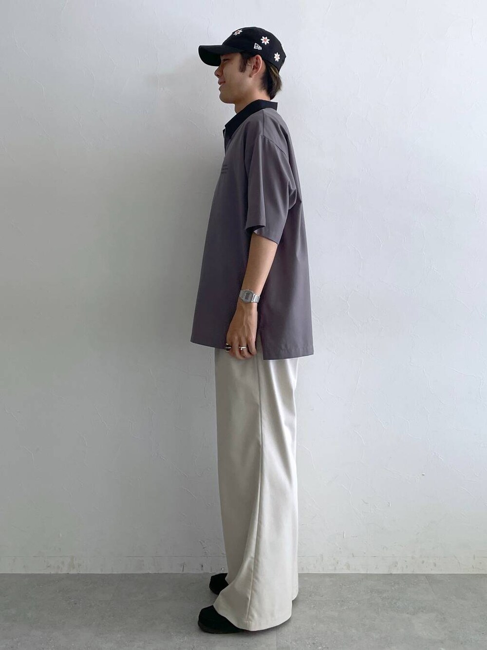 ホワイト系のスラックス、ブラック系のタンクトップ、グレー系のシャツ/ブラウスを着用したメンズの夏コーディネートの5枚目の写真