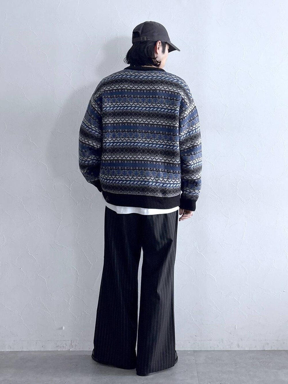 ブラック系のスラックス、ホワイト系のTシャツ/カットソーを着用したメンズの秋コーディネートの6枚目の写真