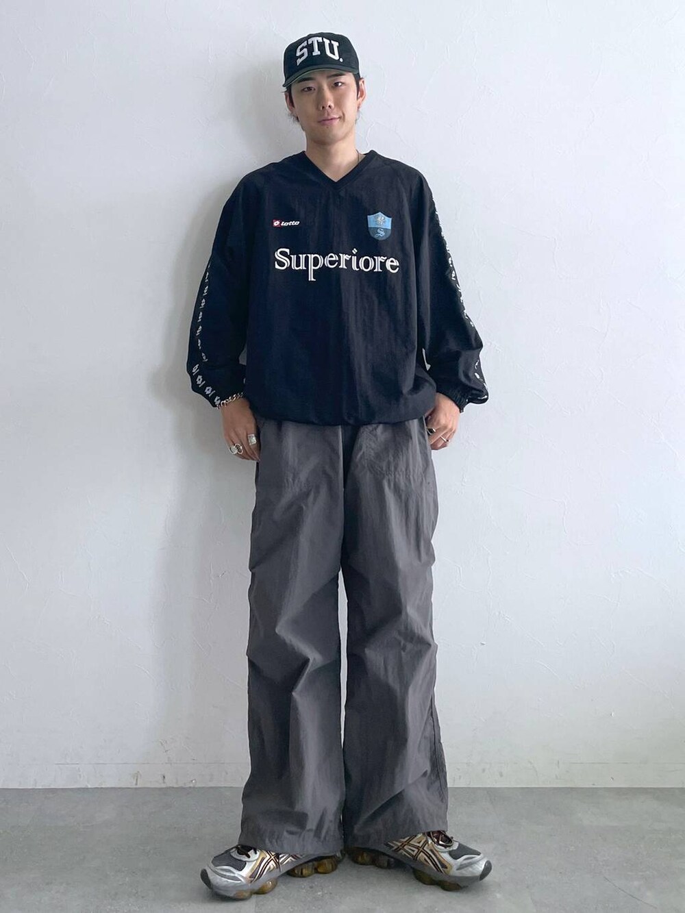 グレー系のカーゴパンツ、ブラック系のTシャツ/カットソー、シルバー系のネックレスを着用したメンズの夏コーディネートの2枚目の写真