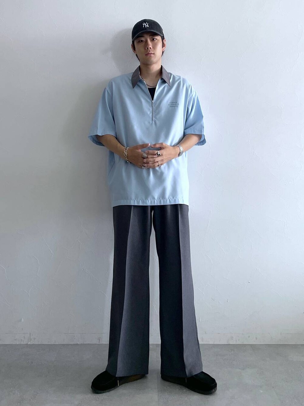 ブラック系のタンクトップ、グレー系のスラックス、ブルー系のシャツ/ブラウスを着用したメンズの夏コーディネートの2枚目の写真