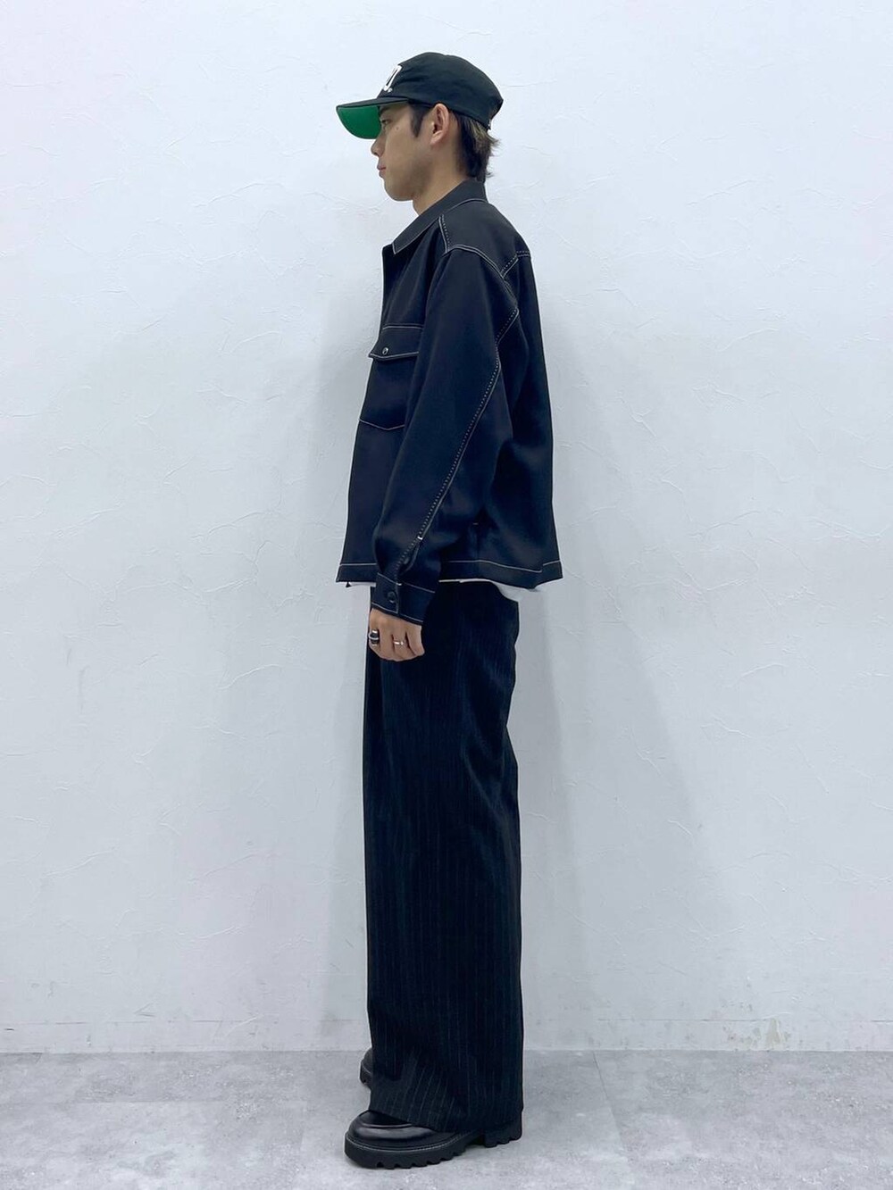 ブラック系のブルゾン、グレー系のスウェット、シルバー系のネックレスを着用したメンズの秋コーディネートの4枚目の写真