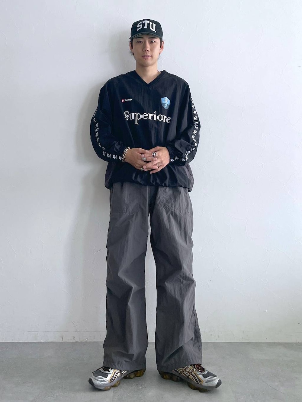グレー系のカーゴパンツ、ブラック系のTシャツ/カットソー、シルバー系のネックレスを着用したメンズの夏コーディネートの4枚目の写真