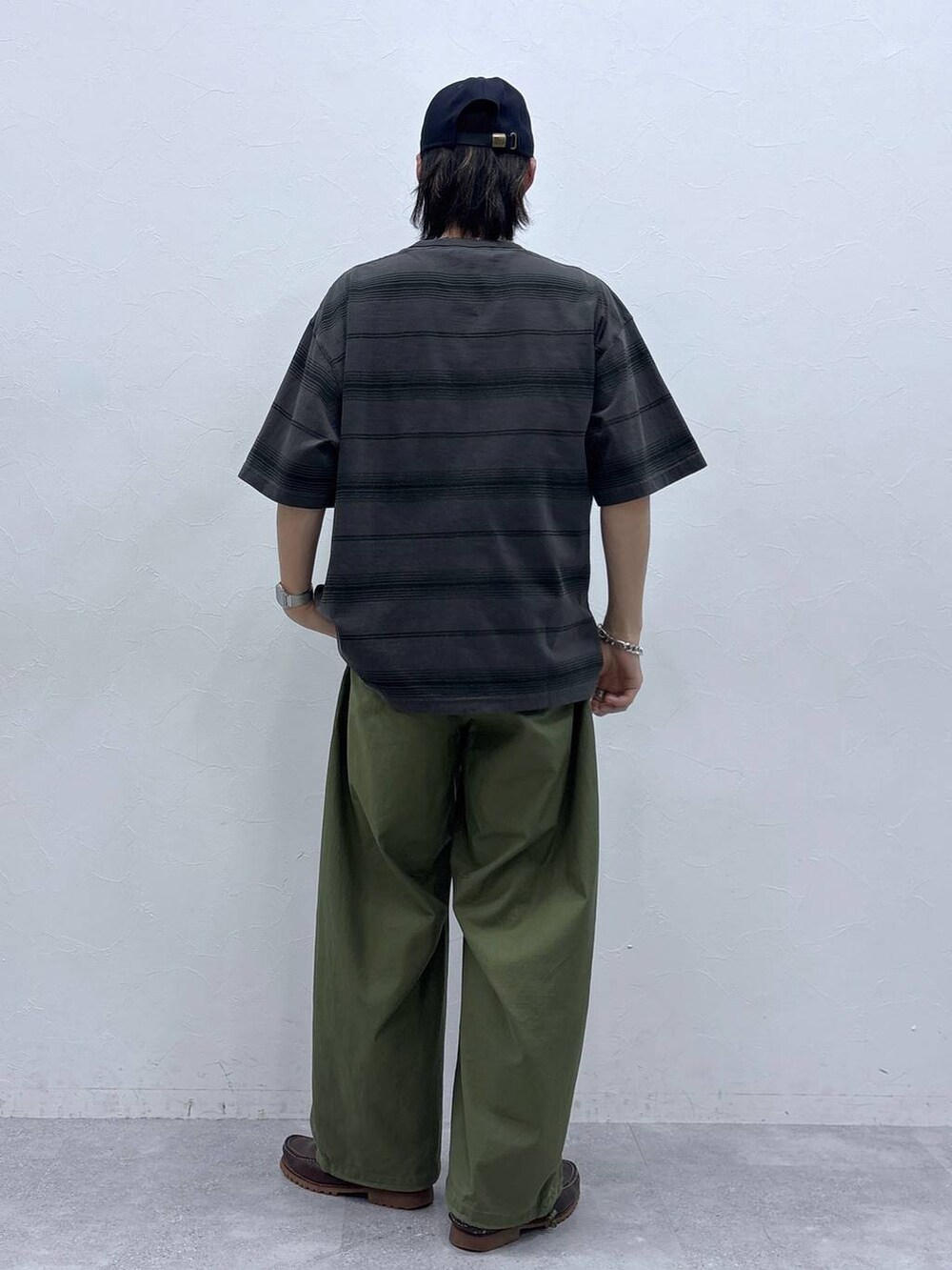 グリーン系のカーゴパンツ、ブラック系のシャツ/ブラウス、グレー系のTシャツ/カットソーを着用したメンズの春コーディネートの6枚目の写真