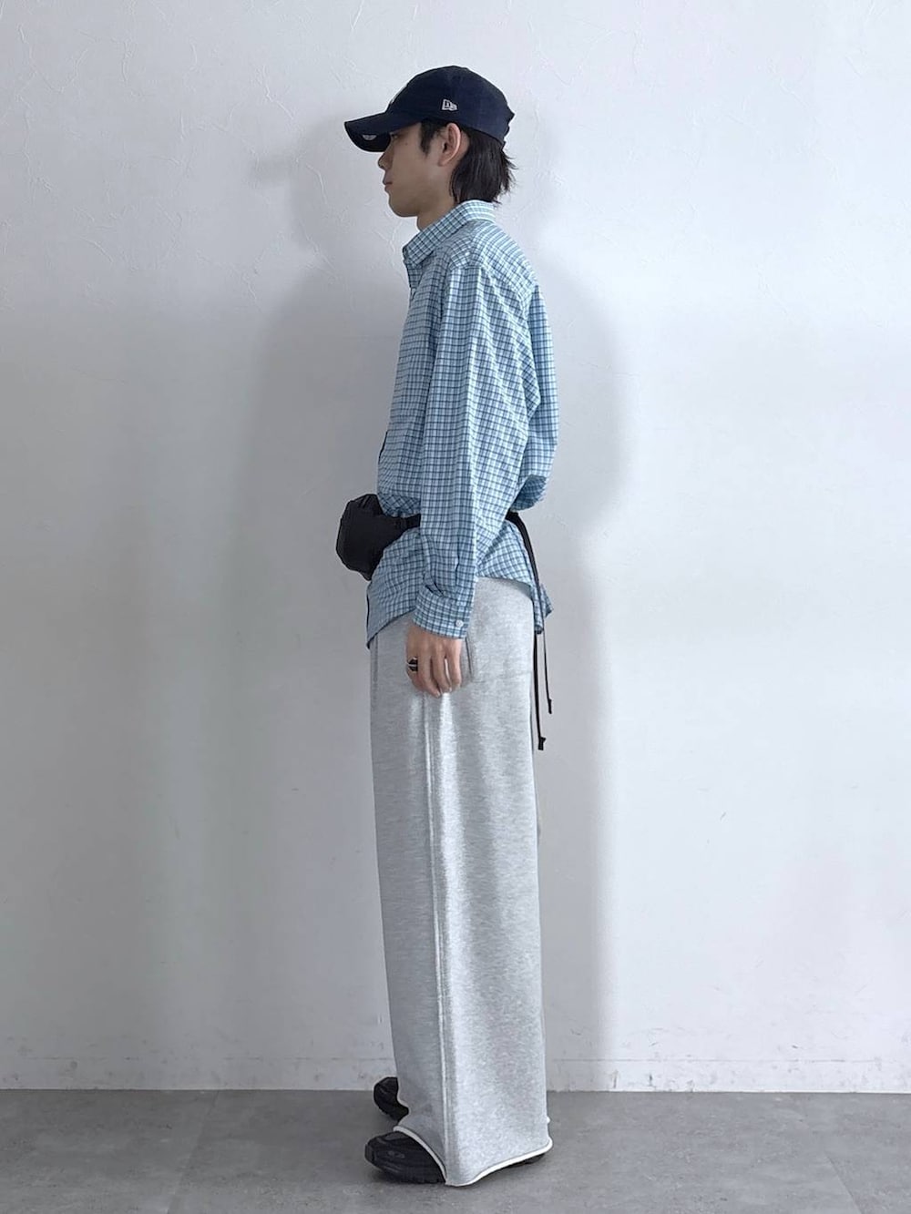 ブルー系のシャツ/ブラウス、ブラック系のボディバッグ/ウエストポーチ、グレー系のスウェットパンツを着用したメンズの春コーディネートの5枚目の写真