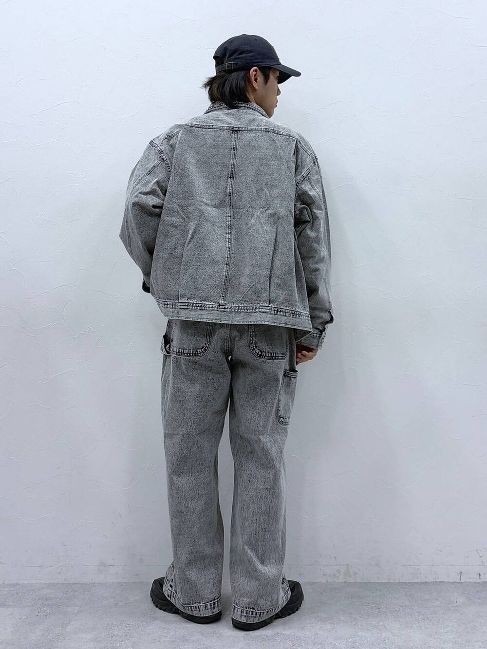 ブラック系のTシャツ/カットソー、その他のデニムパンツ、その他のデニムジャケットを着用したメンズの冬コーディネートの6枚目の写真