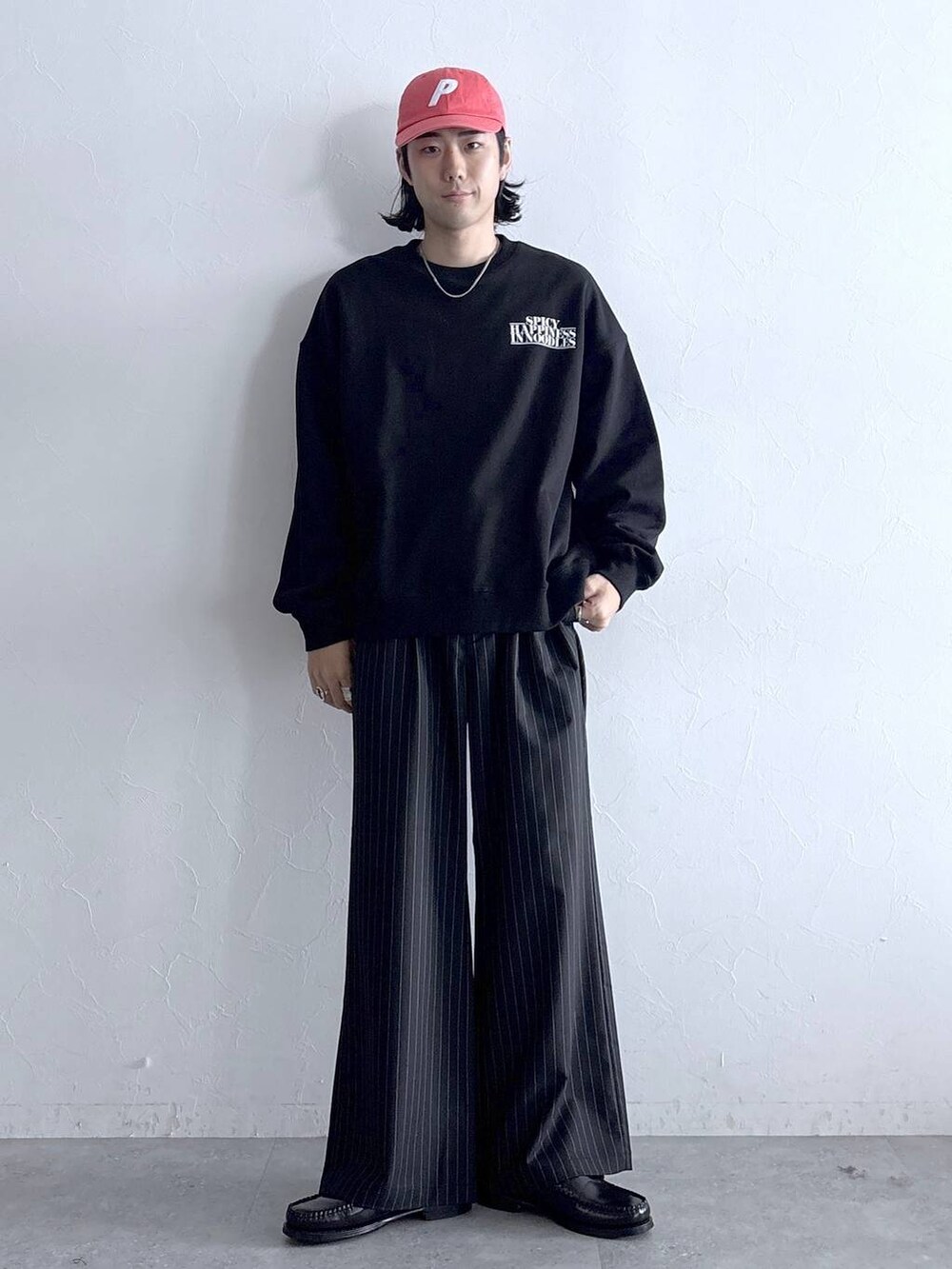 ブラック系のスラックス、その他のネックレスを着用したメンズの秋コーディネートの4枚目の写真