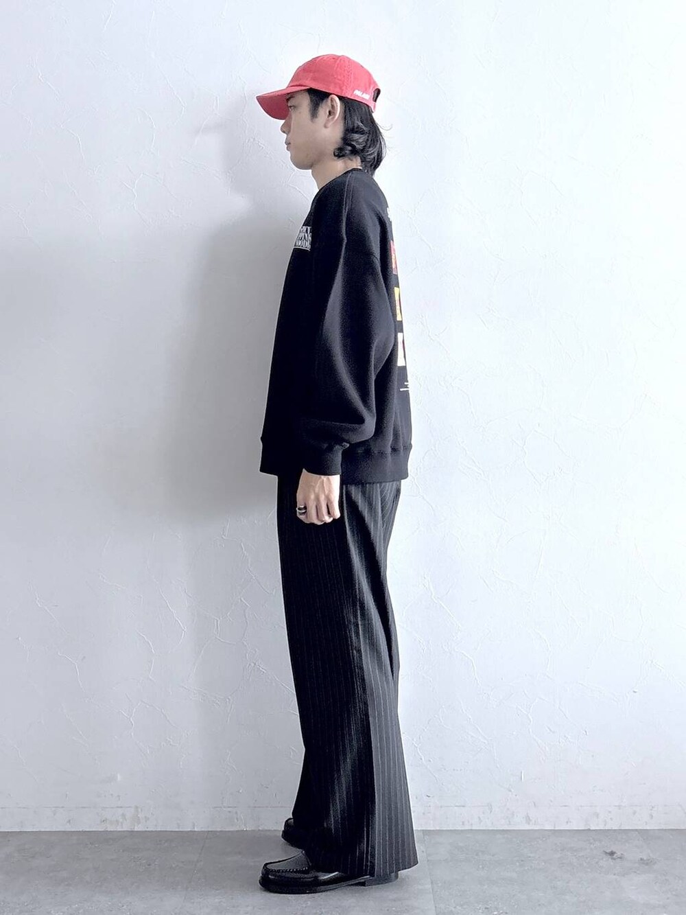 ブラック系のスラックス、その他のネックレスを着用したメンズの秋コーディネートの5枚目の写真