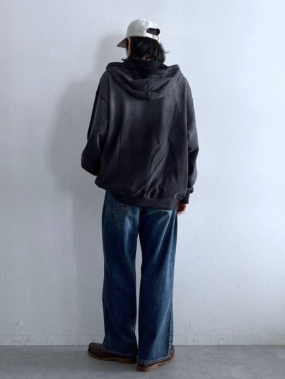 ブルー系のデニムパンツ、その他のパーカー、その他のネックレスを着用したメンズの秋コーディネートの6枚目の写真