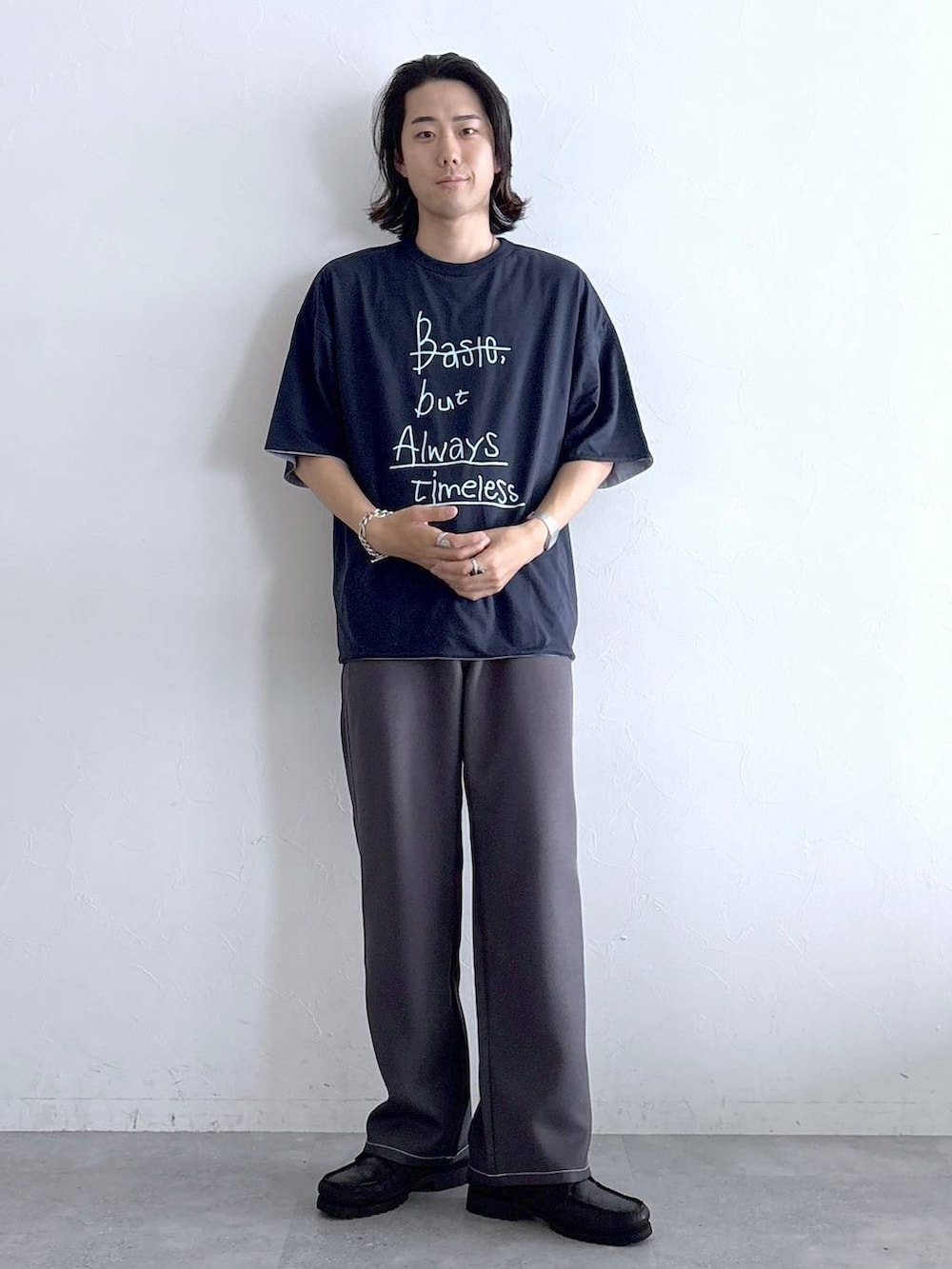 グレー系のスラックス、ブルー系のTシャツ/カットソーを着用したメンズの夏コーディネートの2枚目の写真