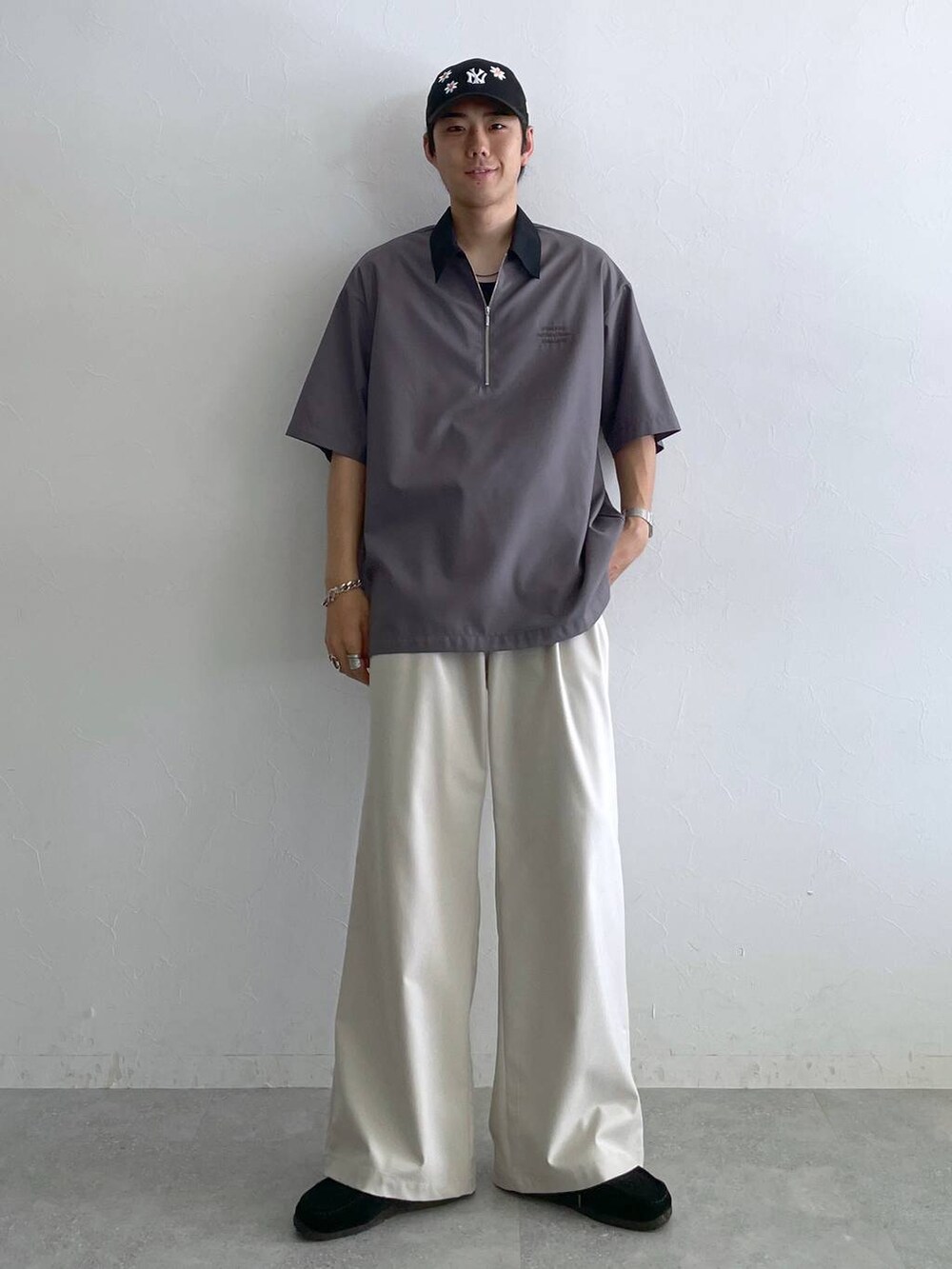 ホワイト系のスラックス、ブラック系のタンクトップ、グレー系のシャツ/ブラウスを着用したメンズの夏コーディネートの2枚目の写真