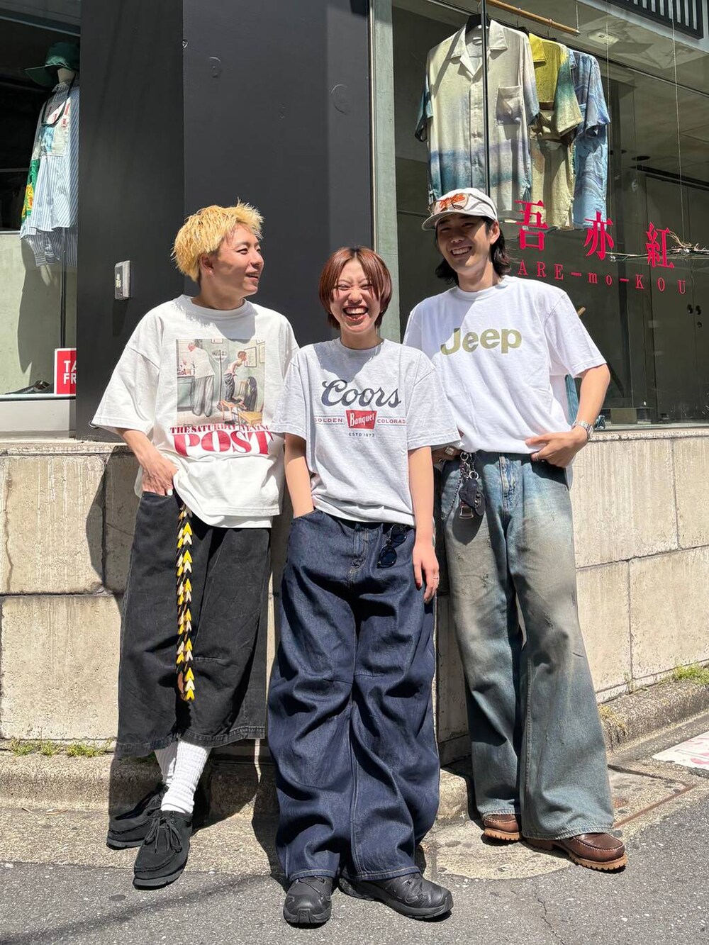 ブラック系のデニムパンツ、ブルー系のデニムパンツ、ブルー系のデニムパンツを着用したメンズの夏コーディネートの2枚目の写真