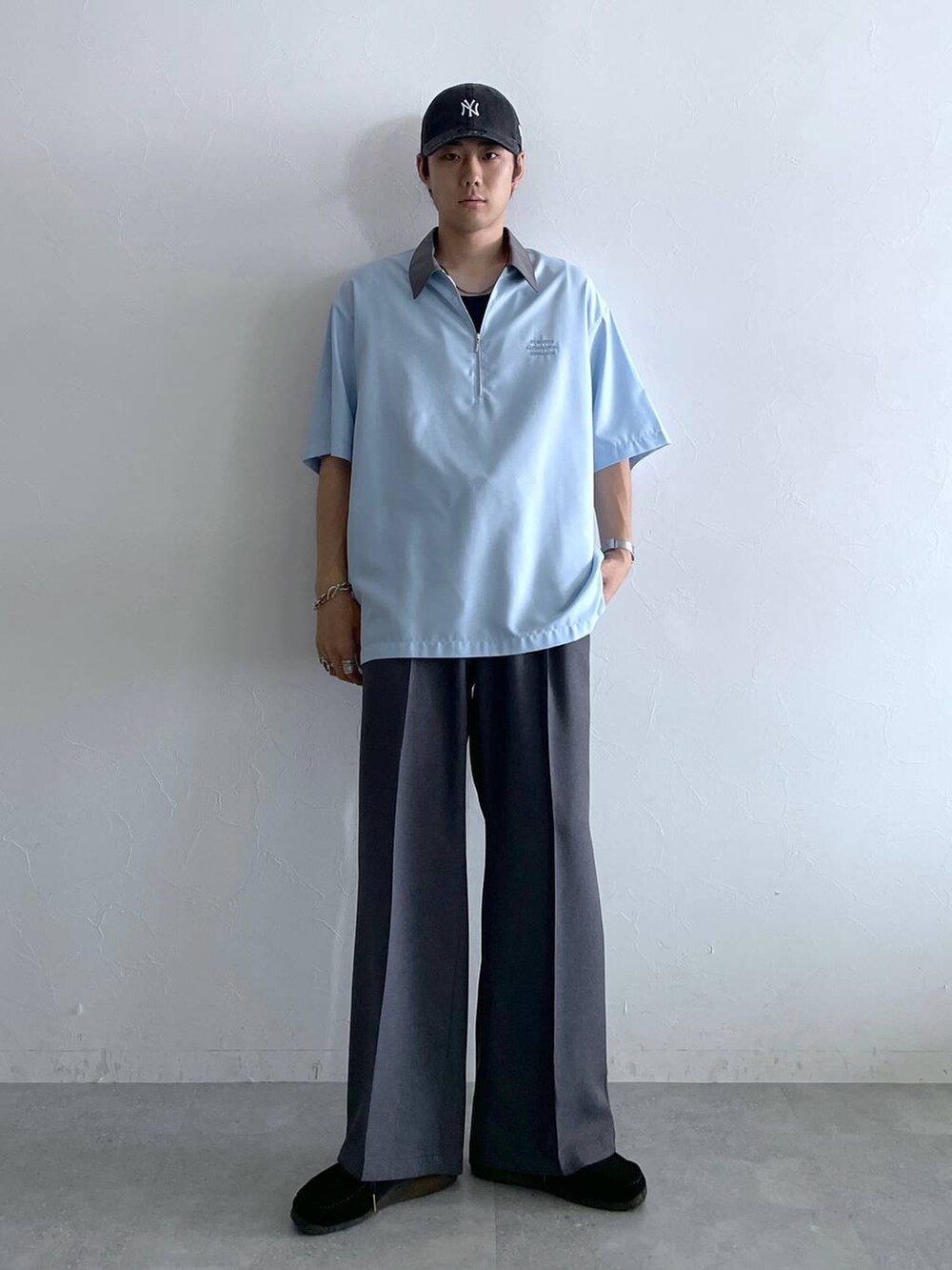 ブラック系のタンクトップ、グレー系のスラックス、ブルー系のシャツ/ブラウスを着用したメンズの夏コーディネートの4枚目の写真