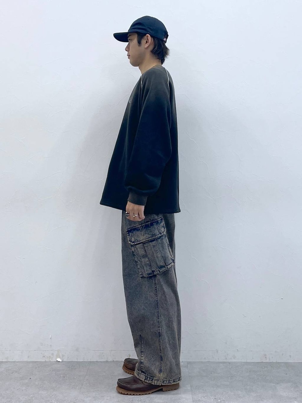 ブラック系のスウェット、シルバー系のネックレスを着用したメンズの秋コーディネートの5枚目の写真