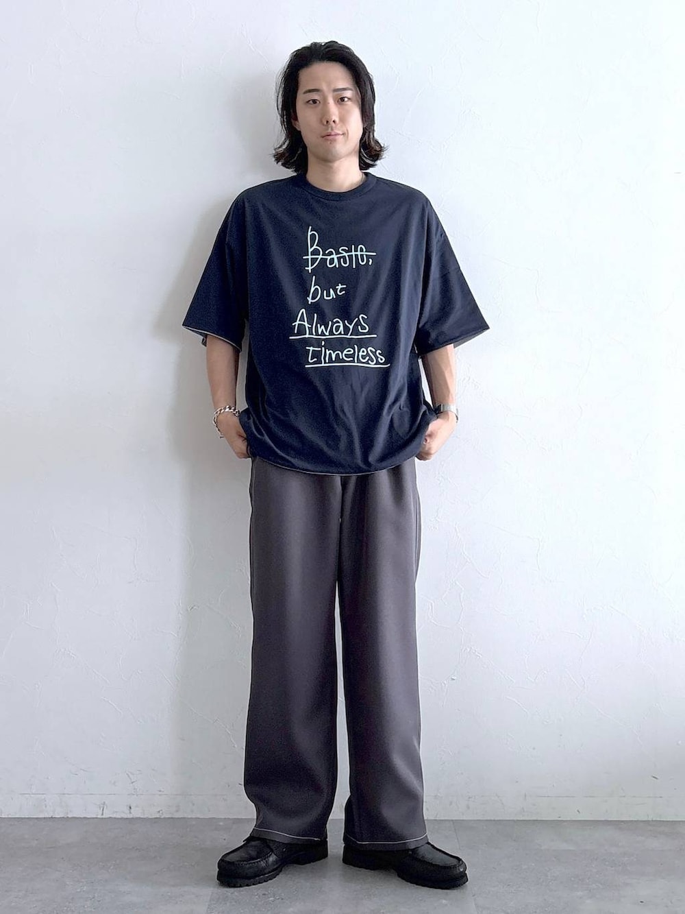 グレー系のスラックス、ブルー系のTシャツ/カットソーを着用したメンズの夏コーディネートの3枚目の写真