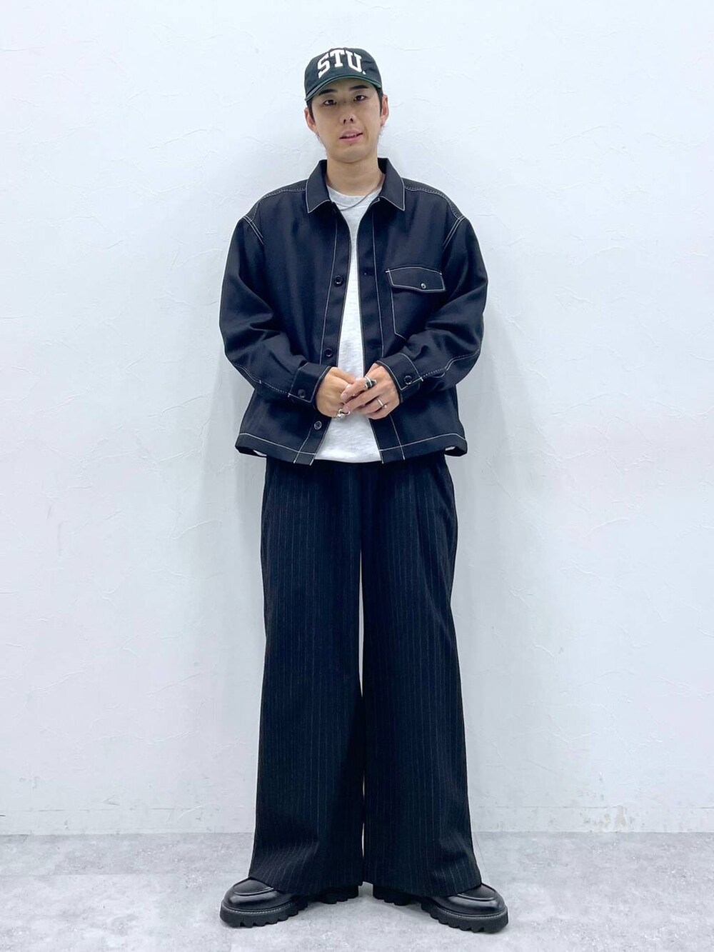 ブラック系のブルゾン、グレー系のスウェット、シルバー系のネックレスを着用したメンズの秋コーディネートの2枚目の写真