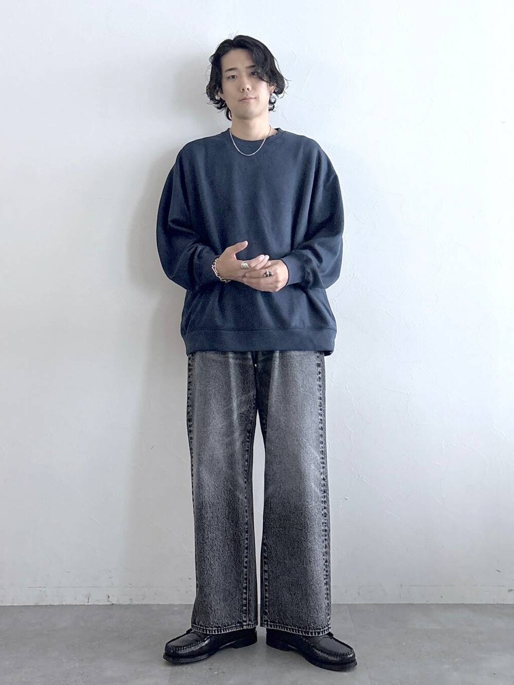 ブルー系のスウェット、グレー系のデニムパンツ、その他のネックレスを着用したメンズの冬コーディネートの3枚目の写真