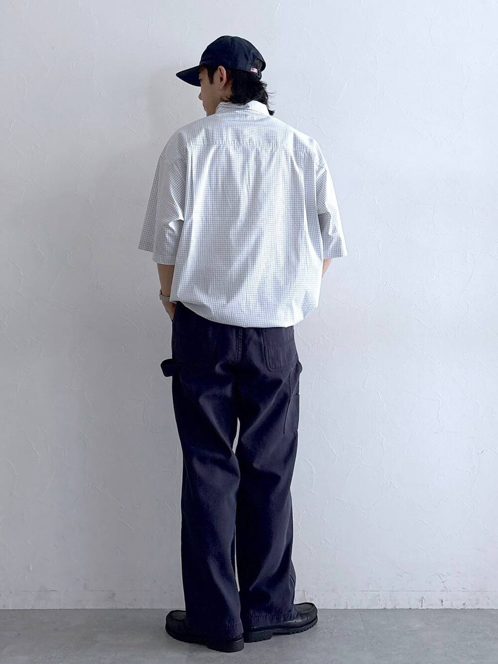 ホワイト系のシャツ/ブラウス、ブルー系のデニムパンツを着用したメンズの夏コーディネートの5枚目の写真