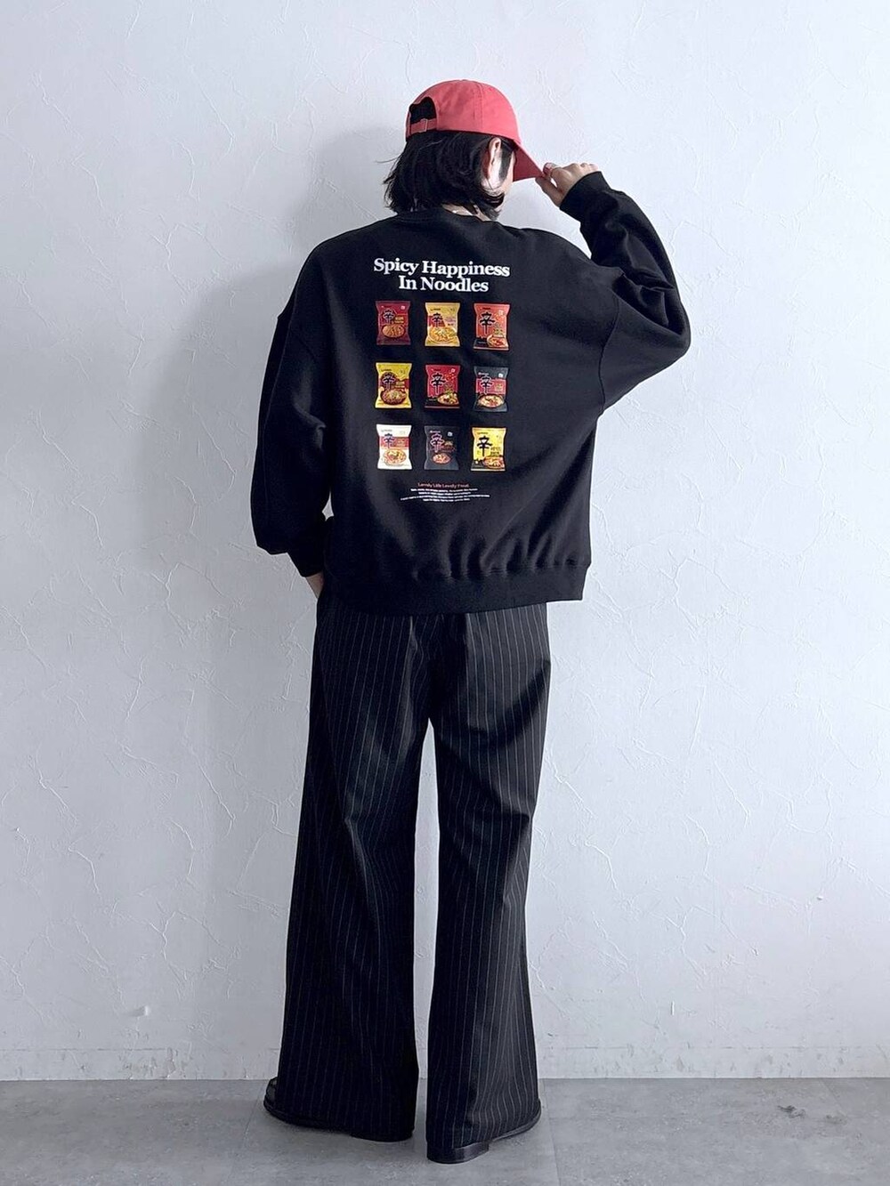 ブラック系のスラックス、その他のネックレスを着用したメンズの秋コーディネートの6枚目の写真